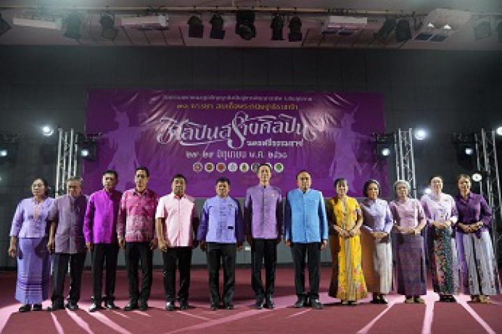 วธ.พาลงใต้! “ศิลปินสร้างศิลปิน” ขยายผลภูมิปัญญาศิลปินสู่การพัฒนาอาชีพ ระดับภูมิภาค 70 พรรษา สมเด็จพระกนิษฐาธิราชเจ้า พร้อมโชว์มโนราห์ หนังตะลุง สืบสานอัตลักษณ์เเดนใต้ ณ ศาลาประชาคมโรงละครองค์การบริหารส่วนจังหวัดนครศรีธรรมราช
