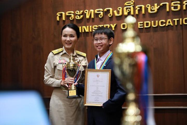 “รมว.นฤมล” มอบโอวาท ส่งแรงใจให้ตัวแทนนักเรียนไทยสู้ศึกคณิตศาสตร์โลก PMWC 2025 พร้อมยกย่อง 93 เยาวชนไทย สร้างชื่อเสียงบทเวทีนานาชาติ