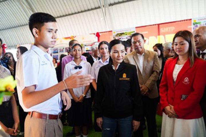 รมว.ศธ. ลงพื้นที่ จ.นครศรีฯ เล็งจัดตั้งสหกรณ์กลางแก้หนี้ครูพร้อมเดินหน้าปรับระบบการศึกษาแบบองค์รวม