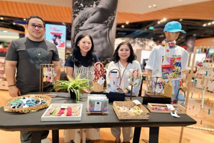 สศร.จับมือคณะมัณฑนศิลป์ ม.ศิลปากร-บริษัทวันดีคราฟท์ จำกัด เดินหน้าพัฒนาผลิตภัณฑ์หัตถศิลป์ เน้นความร่วมสมัย สวยงาม เป็นสากล เข้าถึงคนรุ่นใหม่