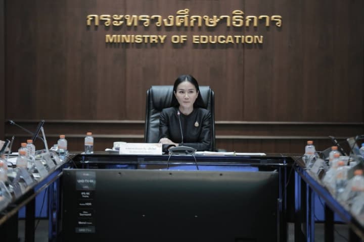 “รมว.นฤมล” เผย คุรุสภา เห็นชอบรับรอง 19 หลักสูตร 13 สถาบัน พร้อมเร่งปฏิรูประบบทดสอบ–ใบอนุญาตวิชาชีพให้จบในหลักสูตร