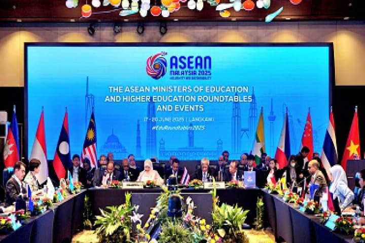ปลัด ศธ. ร่วมประชุมโต๊ะกลมระดับรัฐมนตรีด้านการศึกษาอาเซียน  ณ โรงแรม Ritz-Carlton เกาะลังกาวี สหพันธรัฐมาเลเซีย