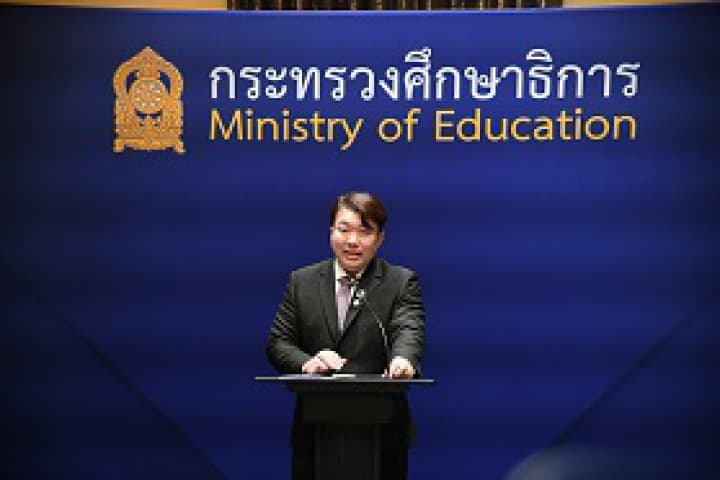 กระทรวงศึกษาธิการ สั่งปลด “ครูคอสเพลย์หน้ากากหมา” พร้อมย้ำหากมีการทำผิดฐานอนาจารต่อเด็กจริงมีโทษทางวินัยแน่นอน