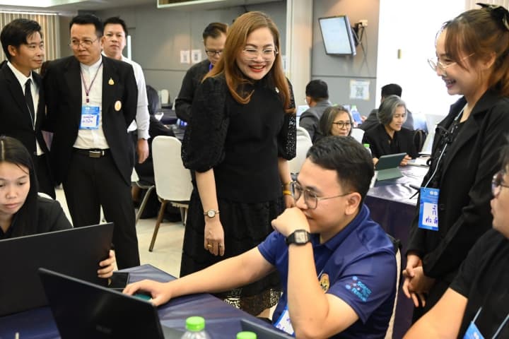 อธิบดี สกร. พบปะทักทาย ให้กำลังใจ และมอบแนวทางการพัฒนาหลักสูตรศูนย์วิทยาศาสตร์เพื่อการศึกษา