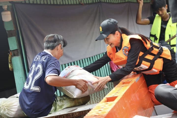 “รมว.นฤมล–รมช.องอาจ” ลุยน้ำท่วม เยี่ยมชาวบ้าน จ.พระนครศรีอยุธยา พร้อมเปิดกิจกรรม “Fix It จิตอาสา” แจกถุงยังชีพ–สุขาลอยน้ำ ให้ผู้ประสบภัยถึงหน้าบ้าน