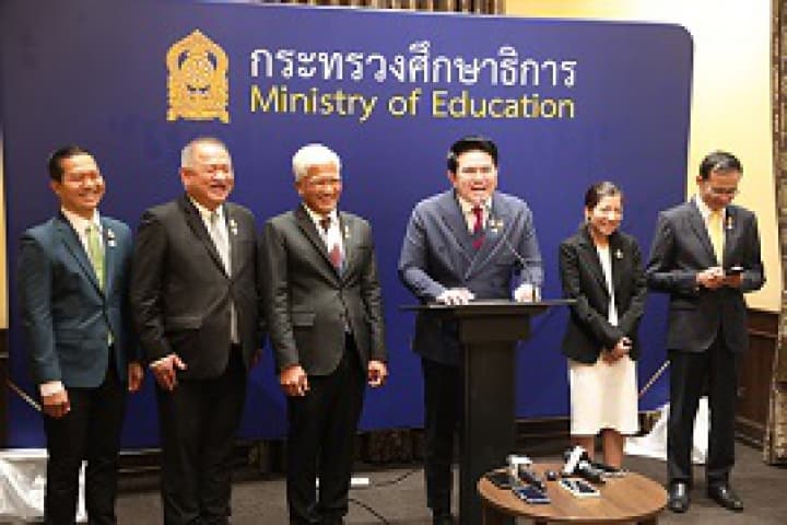 กระทรวงศึกษาธิการติดตามการขับเคลื่อนงานด้านการศึกษา พร้อมฝากข้อห่วงใยช่วงเปิดเทอมให้ระมัดระวังโควิด-19
