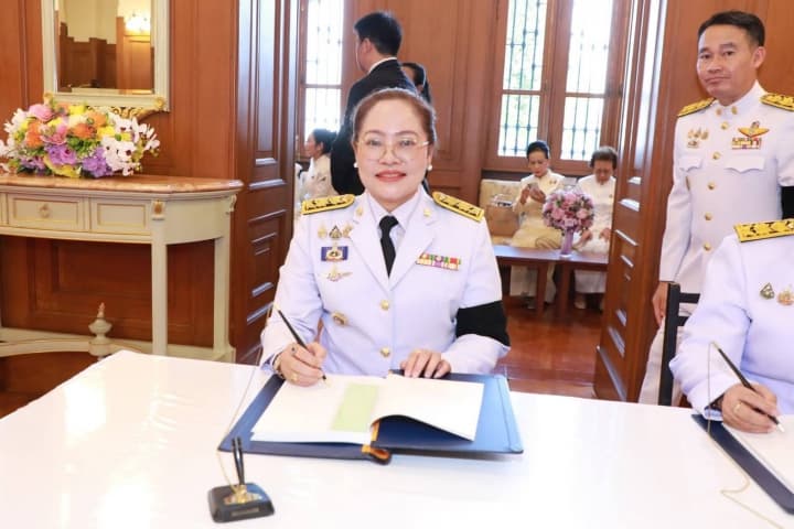 อธิบดี สกร. ร่วมลงนามถวายพระพรชัยมงคล สมเด็จพระนางเจ้าฯ พระบรมราชินี