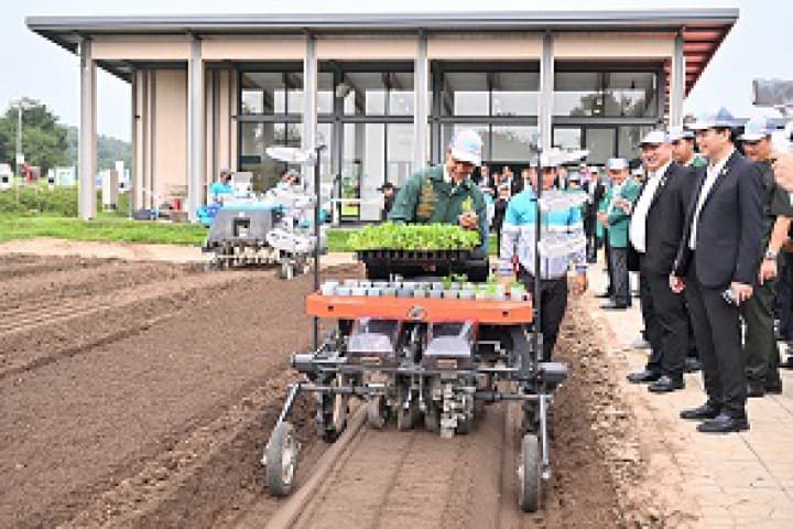 รมว.ศธ. เชื่อมั่นเกษตรกรรุ่นใหม่หัวใจพอเพียง ด้วยแนวคิด "ฉลาดรู้ ฉลาดคิด ฉลาดทำ"