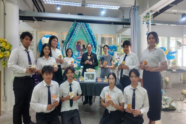 ราชมงคลธัญบุรีรวมพลัง ประดิษฐ์ดอกไม้จันทน์ 3 แบบในพระนาม “ควีนสิริกิติ์”
