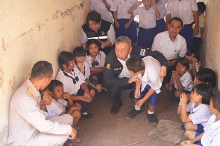 รมว.ศธ.ลงพื้นที่ตรวจเยี่ยมโรงเรียนชายแดนศรีสะเกษ เน้นย้ำแผนเผชิญเหตุปกป้องนักเรียน-ครูในพื้นที่เสี่ยงชายแดนไทย–กัมพูชา