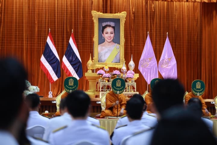 ศธ.จัดพิธีทำบุญตักบาตร เฉลิมพระชนมพรรษา "สมเด็จพระนางเจ้าฯ พระบรมราชินี"