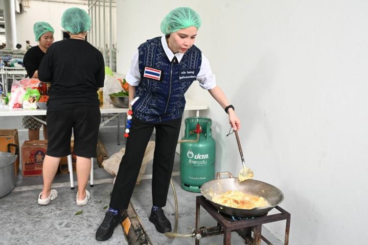 คนไทยไม่ทิ้งกัน! "วธ." เปิดโรงครัวจิตอาสา ผนึกเครือข่าย ระดมพลังช่วยเหลือผู้ประสบภัยน้ำท่วม