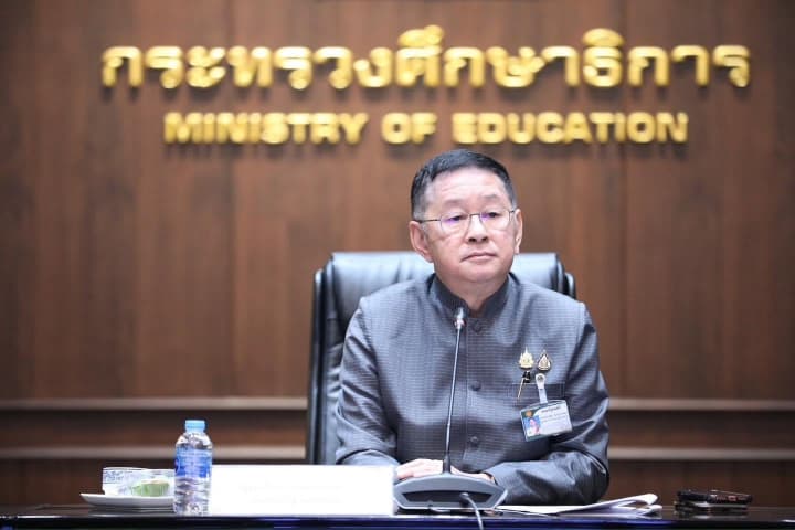 รมว.ศธ.หารือแนวทางการสรรหาเลขาธิการคุรุสภา แย้มอาจพิจารณาต่อวาระ