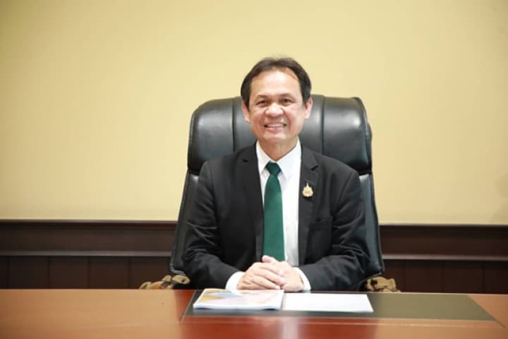 “องอาจ วงษ์ประยูร“รมช.ศธ. คนใหม่ เข้าสักการะสิ่งศักดิ์สิทธิ์ ก่อนเริ่มงาน เผย พร้อมทำงานร่วมกับทุกฝ่าย