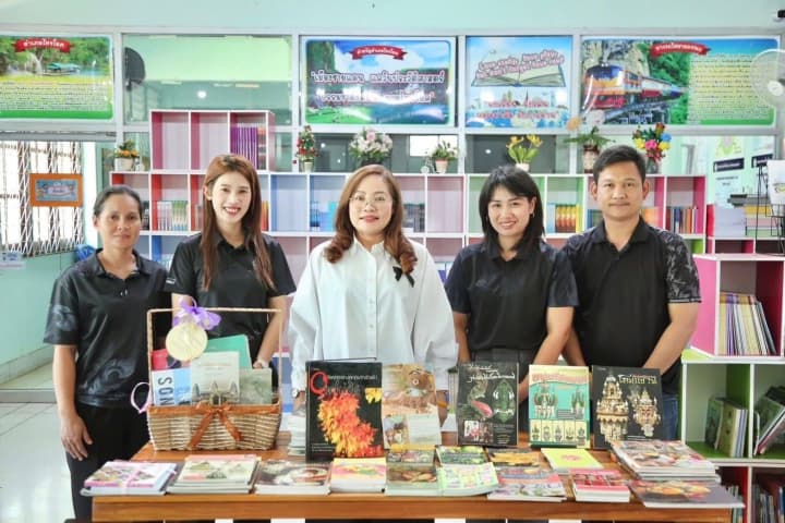 อธิบดี สกร. เยี่ยมให้กำลังใจ พร้อมมอบหนังสือแก่ห้องสมุดประชาชนอำเภอเมือง จังหวัดกาญจนบุรี