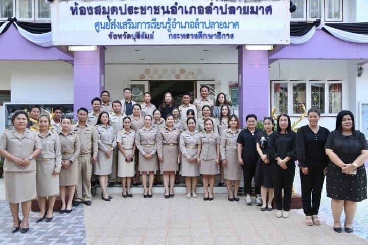 อธิบดี สกร. ลงพื้นที่เยี่ยมให้กำลังใจห้องสมุดประชาชนอำเภอลำปลายมาศ หนุนพัฒนาเป็นพื้นที่เรียนรู้มีชีวิต