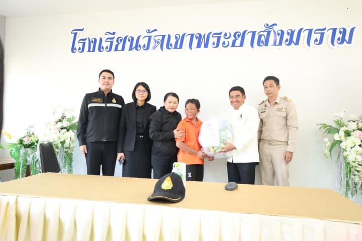 รมช.อัครนันท์ มอบสพฐ. ติดตามการเยียวยานักเรียนประสบเหตุเพลิงไหม้รถบัส