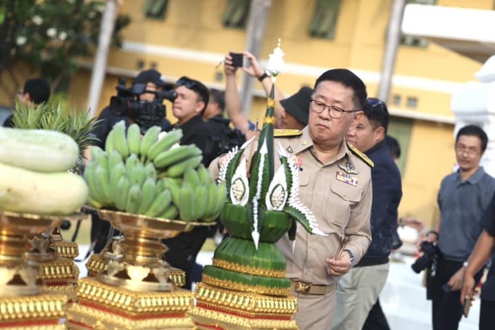 2 รัฐมนตรีศึกษา เข้าสักการะสิ่งศักดิ์สิทธิ์ ประจำ ศธ. เดินหน้างานด้านการศึกษาเต็มมิติ