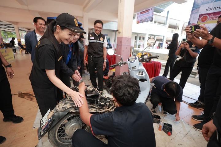 อาชีวะทำจริง ช่วยจริง ! “รมว.นฤมล”โชว์ผลงาน Fix It Center ลุยหาดใหญ่